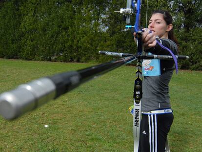 La arquera Gema Buitrón, campeona de España de tiro con arco, en un entrenamiento en As Pontes.