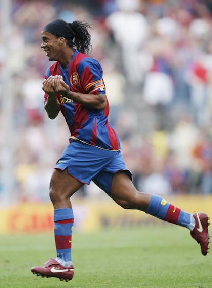 Cuando apenas se llevaban jugados ocho minutos de partido, el 'Gaucho' marcó el primer tanto azulgrana al transformar una falta que había cometido Iraola sobre el mismo Ronaldinho.
