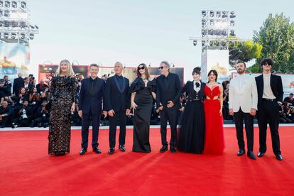 El director de la película 'Bitelchús, Bitelchús', Tim Burton, posa junto al elenco de la película en la alfombra roja del festival de cine de Venecia, el miércoles.