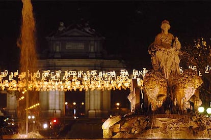 Esta es una imagen que difícilmente se perderán los visitanes que pasen por Madrid en estas fechas. La Plaza de Cibeles, con la Puerta de Alcalá al fondo, iluminada con las luces navideñas.