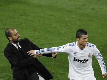 Cristiano empuja a Guardiola junto a la línea de banda.