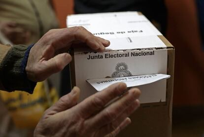 Un hombre deposita su voto durante las elecciones primarias, en Argentina.