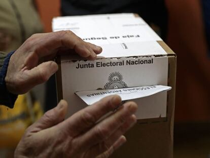 Un hombre deposita su voto durante las elecciones primarias, en Argentina.