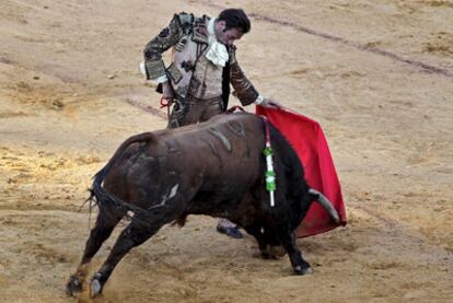 Enrique Ponce, durante una tanda de naturales con su segundo toro.