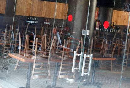 Los restauradores han recibido con indignación la decisión del Govern de cerrar bares y restaurantes en Cataluña durante 15 días y han avanzado que la impugnarán ante la justicia. En la imagen, un restaurante cerrado en Barcelona.