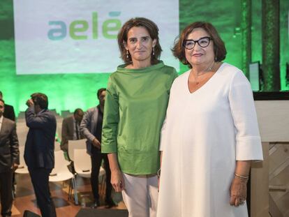 Teresa Ribera, ministra de Transición Energética, junto a Marina Serrano, presidenta de AELEC