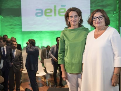 Teresa Ribera, ministra de Transición Energética, junto a Marina Serrano, presidenta de AELEC