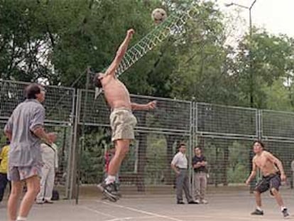 Seis ecuatorianos, tres por equipo, jugaban un partido de voleibol con apuestas ayer en el parque del Oeste.