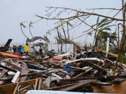 Supervivientes del Dorian desplazados a la capital de Bahamas relatan la catastrófica destrucción causada por la embestida del huracán