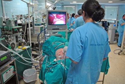 Simulación de una operación para preparación de médicos en el hospital virtual de Valdecilla (Cantabria).