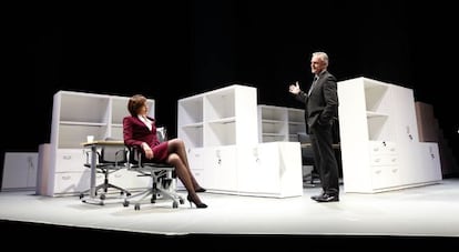 Nieves Medina y Eleazar Ortiz, en una escena de 'La punta del iceberg'.