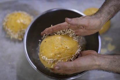 El momento en el que Daniel Jordà baña en láminas de almendra la masa de la mona.