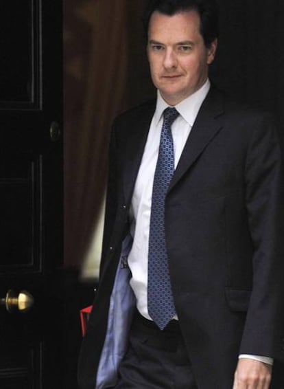El ministro británico de Economía, George Osborne, abandona el número 11 de Downing Street para asistir a la sesión extraordinaria en el Parlamento el pasado jueves