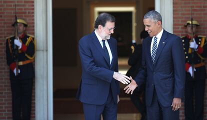 El presidente del Gobierno, Mariano Rajoy (i), recibe al presidente de los EEUU, Barack Obama (d), en el Palacio de la Moncloa.