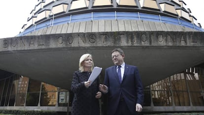 El presidente del Consell, Ximo Puig, con la consejera de Justicia frente al Tribunal Constitucional en una imagen de archivo.