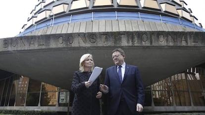 El presidente del Consell, Ximo Puig, con la consejera de Justicia frente al Tribunal Constitucional en una imagen de archivo. 