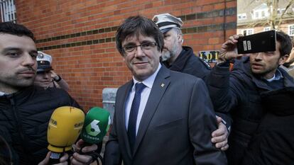 El expresidente catalán, Carles Puigdemont, a su salida de la cárcel de Neumuenster (Alemania), el pasado 6 de abril. 