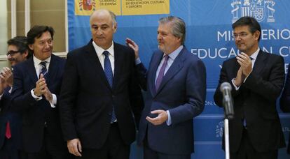 Íñigo Méndez de Vigo felicita a Fernando Benzo (izquierda) mientras aplauden el presidente del Consejo Superior de Deportes, José Ramón Lete y el ministro de Justicia, Rafael Catalá.