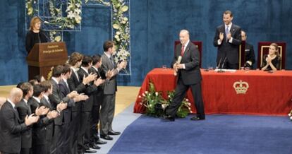 Aplaudido por los futbolistas, Vicente del Bosque recoge el premio otorgado a la selección española de fútbol en los Premios Príncipe de Asturias.