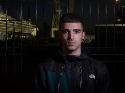 José Marí Díaz, estudiante de construcciones metálicas, junto a la reja de la empresa Navantia en Cádiz.