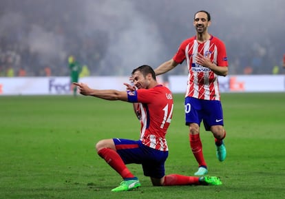 El jugador del Atlético de Madrid Gabi celebra su gol y tercero del equipo.