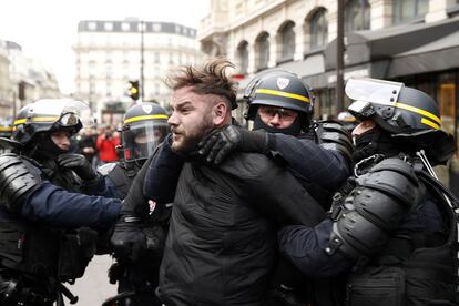 Agentes antidisturbios detienen a un manifestante este sábado en París (Francia).