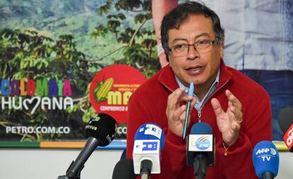 Gustavo Petro, candidato a la presidencia de Colombia, durante su encuentro con la prensa extranjera en Bogotá.
 