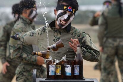 Soldados del comando especial de guerra participan en un evento conmemorativo del 60 aniversario de la Guerra de Corea, en Waegwan (Corea del Sur).