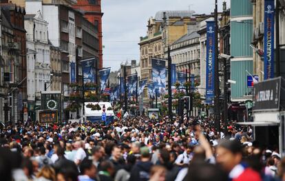 Aficionados de ambos equipos en el centro de Cardiff durante el ambiente previo a la final.