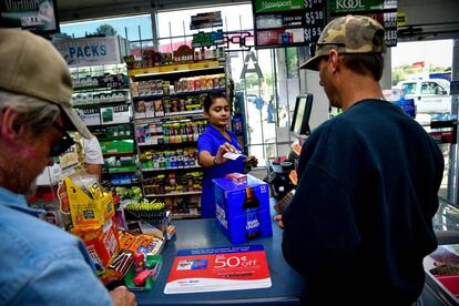 Himanshu Patel atiende a unos clientes en el KC Mart de Simpsonville, Carolina del Sur.