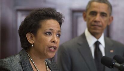 El presidente Obama escucha el discurso de la nueva Fiscal General, Loretta Lynch.