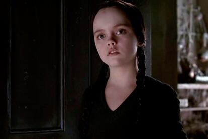 Christina Ricci. La familia Addams (Barry Sonnefield,1991).
	Miércoles, la hija pequeña del Clan Addams es conocida entre otras cosas, por su arte en decapitar muñecas y coleccionar arañas como mascotas. Todo hace pensar que cuando alcance la mayoría de edad o se convertirá en asesina en serie o será una excelente especialista en entomología.