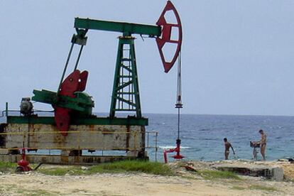 Pozos de petróleo en Santa Cruz del Norte, en Cuba.