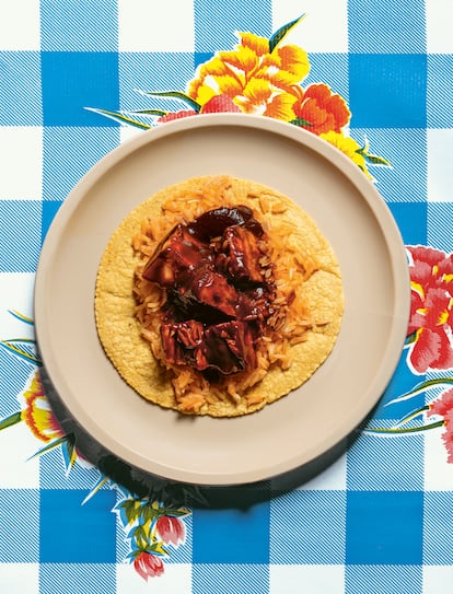 Tacos de guisado. Este taco lleva un relleno específico, cerdo en salsa de chile pasilla, aunque puede usarse cualquier guisado haya sobrado del día anterior: pollo desmenuzado en mole verde, chayote en pipián, bistec en salsa de chile morita o «a la mexicana», con chile serrano, cebolla y jitomate (tomate).