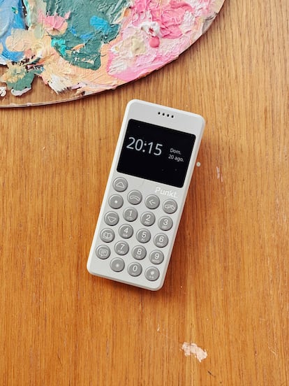 A basic mobile phone made by Punkt.