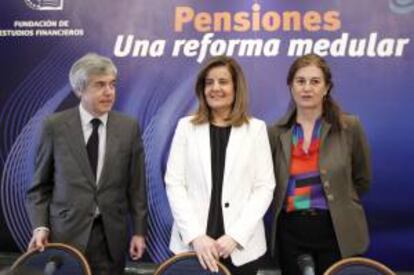 La ministra de Empleo y Seguridad Social, Fátima Báñez, junto al presidente de la Fundación de Estudios Financieros, Juan Carlos Ureta, y la presidenta del Círculo de Empresarios, Mónica de Oriol (d), durante la presentación hoy de un estudio sobre pensiones del Círculo de Empresarios y la Fundación de Estudios Financieros, en Madrid.