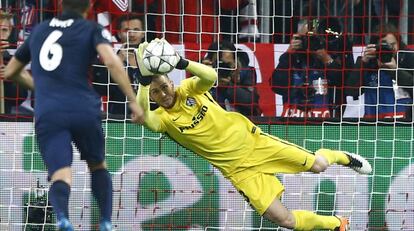 Oblak para un penalti a Thomas Mueller, en el partido de ayer.