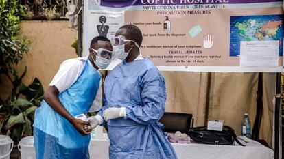 Personal sanitario a las puertas del hospital de Coptic, en Nairobi (Kenia).