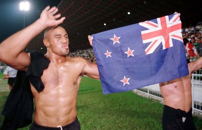 La leyenda del rugby mundial Jonah Lomu celebra la medalla de oro que consiguió en el torneo de la Commonwealth en 1998.