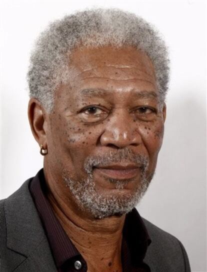 El actor estadounidense Morgan Freeman ha recibido hoy su nuevo avión privado, un SJ30, de una compañía emiratí, en un acto que se ha celebrado en el aeropuerto internacional de Dubái (Emiratos Arabes Unidos, EAU). Freeman, que se encuentra allí de vacaciones, ha expresado en una rueda de prensa en el aeródromo su satisfacción por el nuevo aparato, cuyo valor se calcula por más de 7,4 millones de dólares (5,1 millones de euros). "Estoy muy contento por haber comprado un avión de la compañía Emivest Aerospace, que tiene su sede en Emiratos, un país que visité antes y que todavía lo veo como un centro principal para los negocios, a pesar de la actual crisis económica de la que sufre todo el mundo", ha dicho Freeman, que sabe pilotar aviones. La estrella cinematográfica ha destacado que "será entretenido" viajar con su nuevo avión durante la gira de presentación de <i>Invictus</i>, su nueva película.