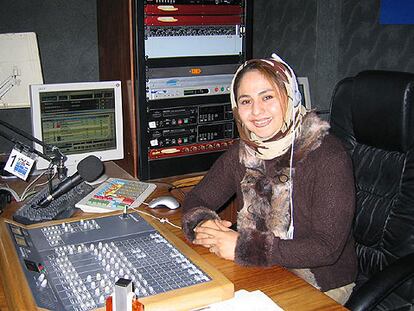 Marwa Abidi, presentadora del canal privado afgano Tolo TV, en un estudio de Radio Arman, en Kabul.