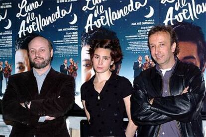 El director argentino Juan José Campanella (izq.), junto con dos de los actores de <i>Luna de Avellaneda</i>, Valeria Bertuccelli y Eduardo Blanco.