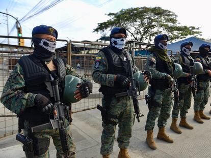 Fuerzas Armadas ecuatorianas, en conjunto con miembros de la Policía, en un operativo en Guayaquil (Ecuador).