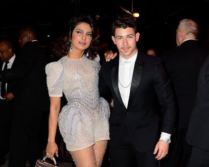 El pequeño del grupo de los Jonas Brothers, Nick Jonas, de 27 años, se casó a finales de 2018 con la actriz india Priyanka Chopra, de 37. Pasaron dos veces por el altar: la primera fue una ceremonia cristiana oficiada por el padre de los hermanos Jonas y la segunda, inspirada en la cultura hindú.