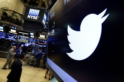 El símbolo de Twitter aparece en una pantalla en la Bolsa de Nueva York