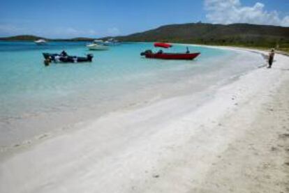 Un pequeño grupo de "Yolas", como son llamadas las pequenas embarcaciones de madera que utilizan los pescadores viequeses flotan en Playa Allede en el area sureste de la isla municipio de Vieques, Puerto Rico. EFE/archivo