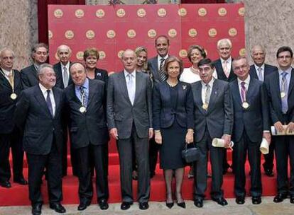 Foto de familia de los premios Jaime I, con los reyes don Juan Carlos y doña Sofía en el centro de la imagen.