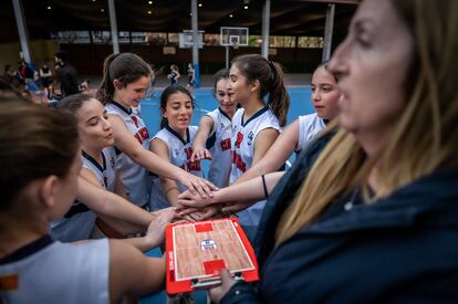 Elena Lahoz, integrante del equipo del colegio Compañía de María que devino en el Real Zaragoza y, posteriormente, en el Banco Zaragozano, equipo campeón de la Copa de la Reina de 1990, es hoy entrenadora en el mismo patio donde se formó. Lleva su nombre en la pizarra y traslada su sabiduría y su pasión a 400 niños.