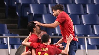 Mikel Merino, de España, celebra el primer gol con sus compañeros durante el encuentro entre España y Argentina, en el Estadio Saitama, Japón. 
