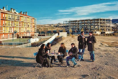 Estas seis personas habitan el único bloque levantado de una expansión de 2.300 casas en La Muela (Zaragoza).